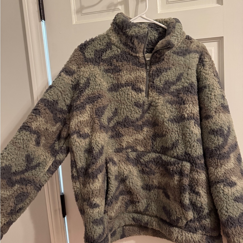 American Eagle Outfitters Olive & Gray Camo Sherpa Half-Zip Pullover
